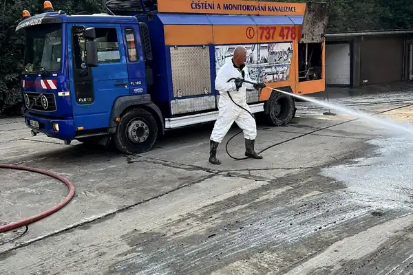 Tlakové čištění zpevněné plochy vodou z tlakového vozu
