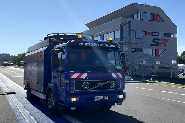 Tlakový vůz firmy KRETSPOL na cestě k zakázce