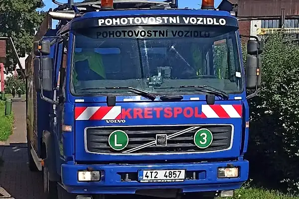 Tlakový vůz KRETSPOL zepředu s výstražnými majáky a nápisem „Pohotovostní vozidlo“