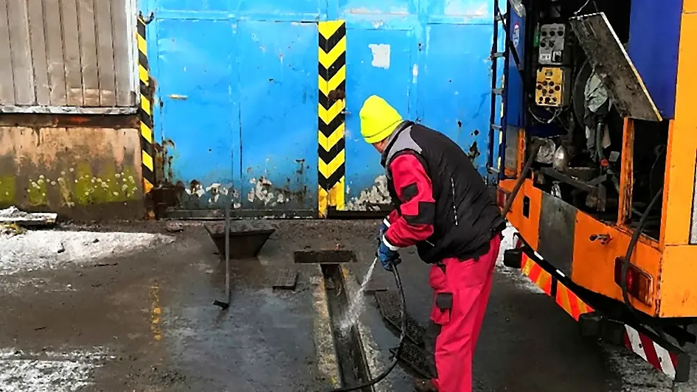 Tlakový vůz při vysokotlakém čištění kanalizačního potrubí v Třinci